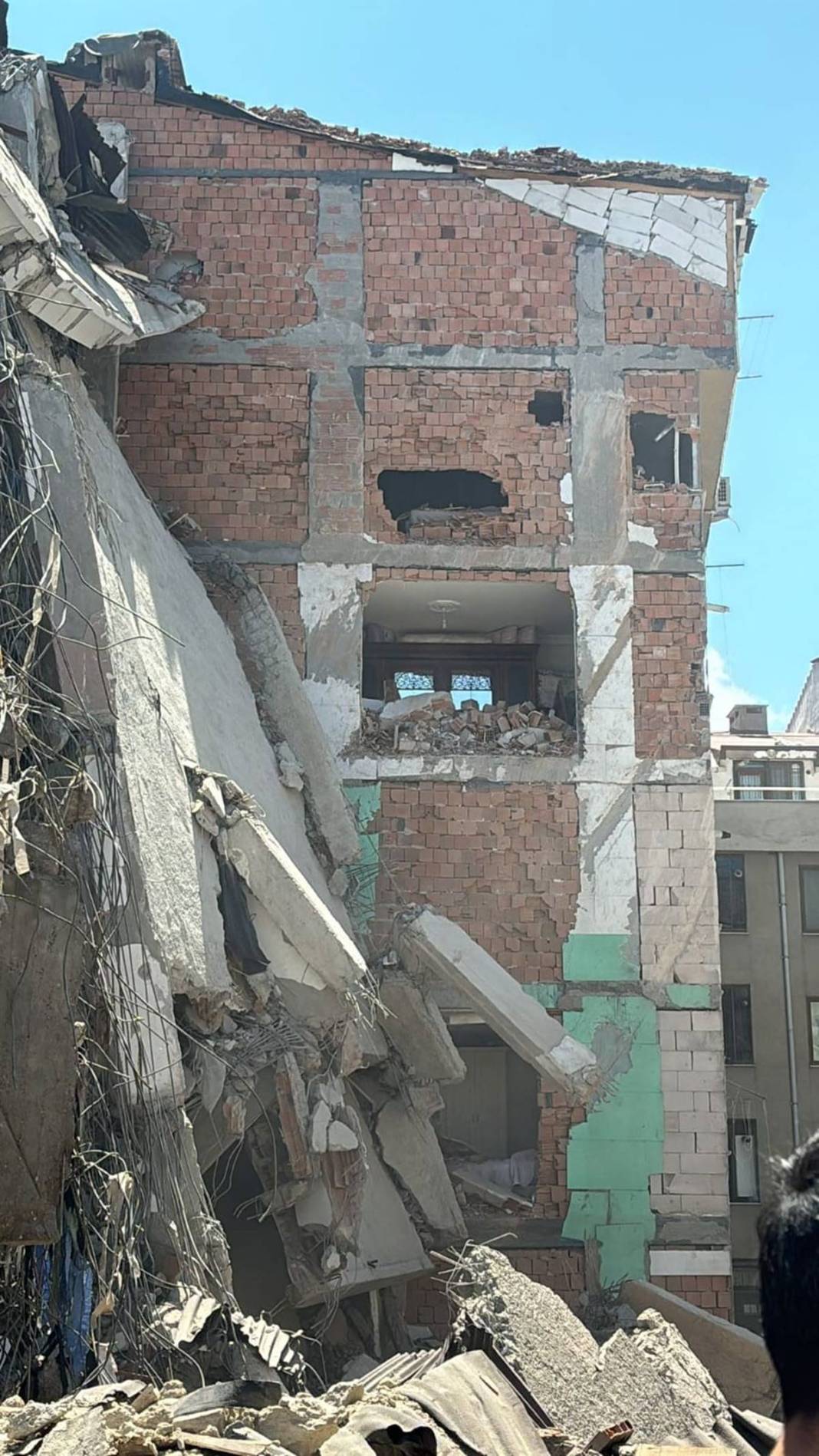 Evde otururken felaketi yaşadılar: Her yer bir anda toz duman oldu! Can havliyle dışarı fırladılar 2